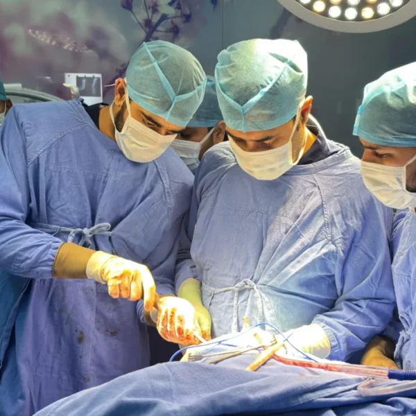 Dr Nikhil Sachdeva performing Joint Replacement Surgery in Faridabad Yatharth Hospital