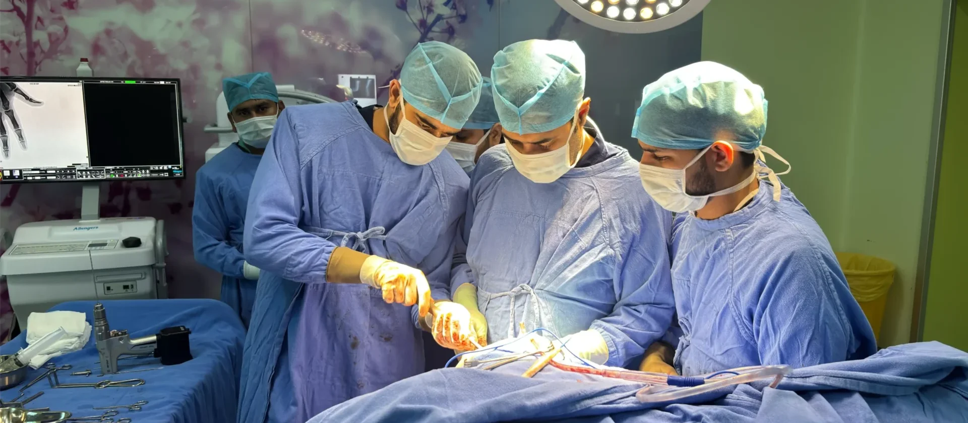 Dr Nikhil Sachdeva performing Joint Replacement Surgery in Faridabad Yatharth Hospital